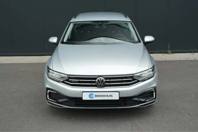 Volkswagen Passat (2021) thumbnail 2