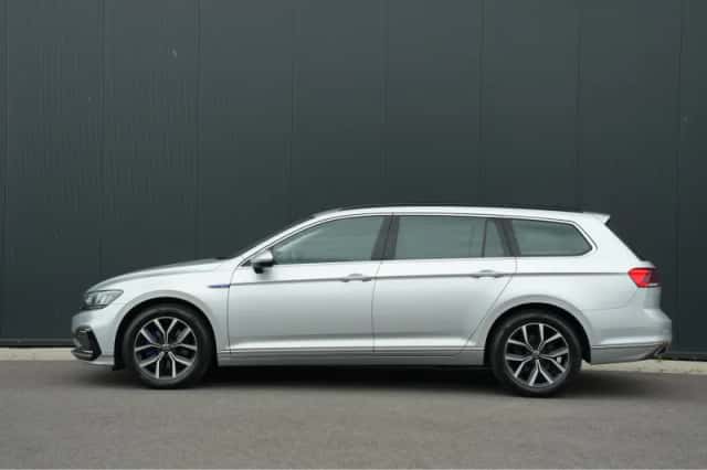 Volkswagen Passat (2021) thumbnail 3