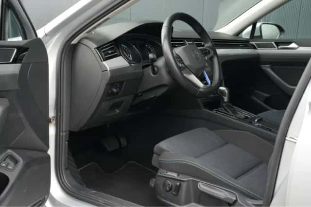 Volkswagen Passat (2021) thumbnail 4