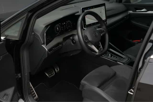 Volkswagen Golf (2024) thumbnail 4