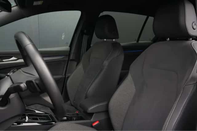 Volkswagen Golf (2024) thumbnail 5