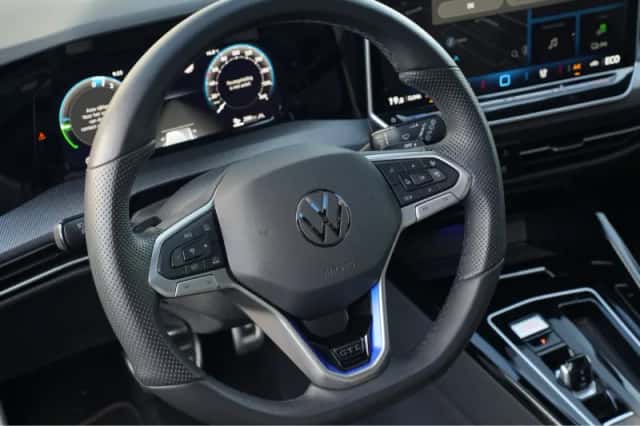 Volkswagen Golf (2025) thumbnail 6