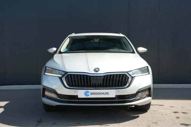 Škoda Octavia (2022) thumbnail 2