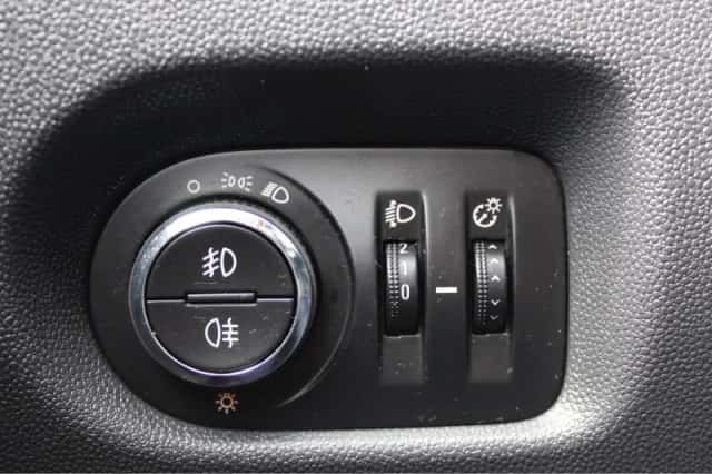 Opel Corsa (2011) thumbnail 15