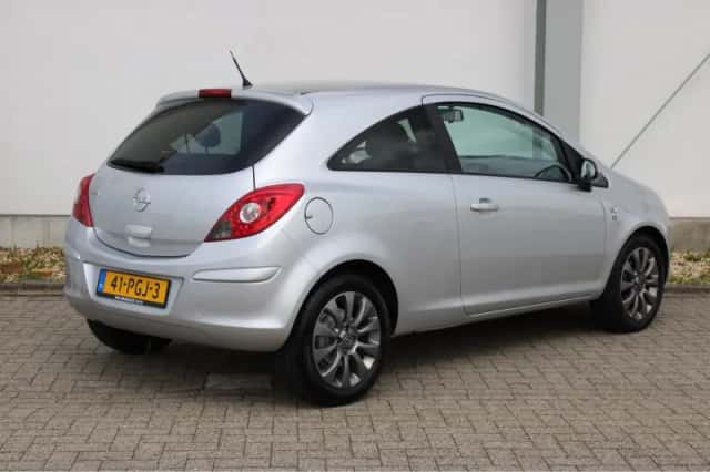 Opel Corsa (2011) thumbnail 3