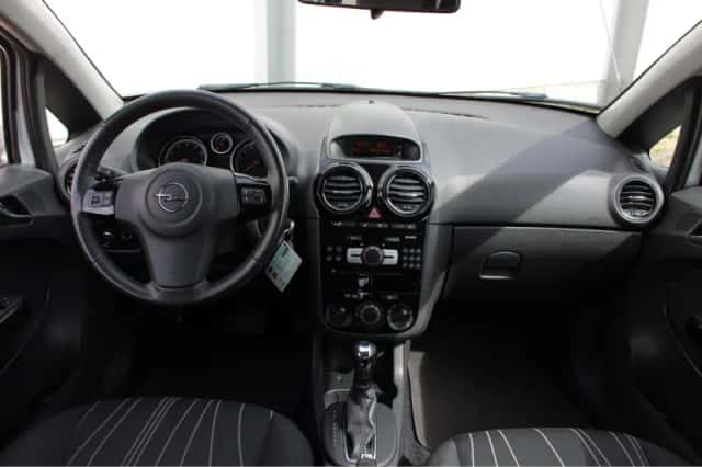 Opel Corsa (2011) thumbnail 4
