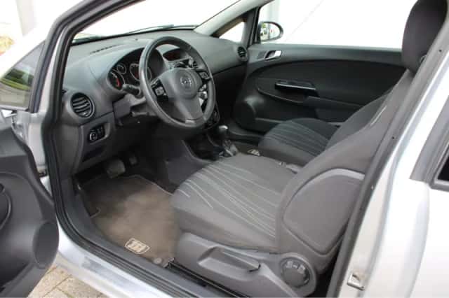 Opel Corsa (2011) thumbnail 7