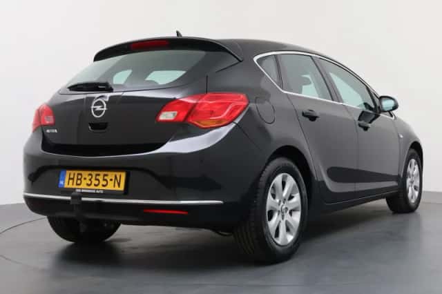 Opel Astra (2015) thumbnail 2