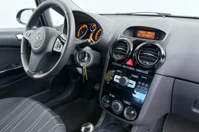 Opel Corsa (2010) thumbnail 3