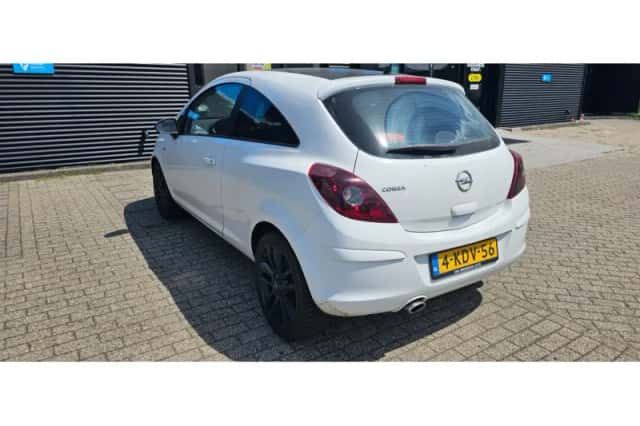 Opel Corsa (2013) thumbnail 2