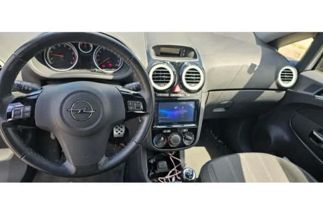 Opel Corsa (2013) thumbnail 3