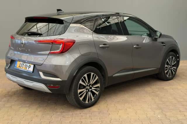 Renault Captur (2022) thumbnail 2