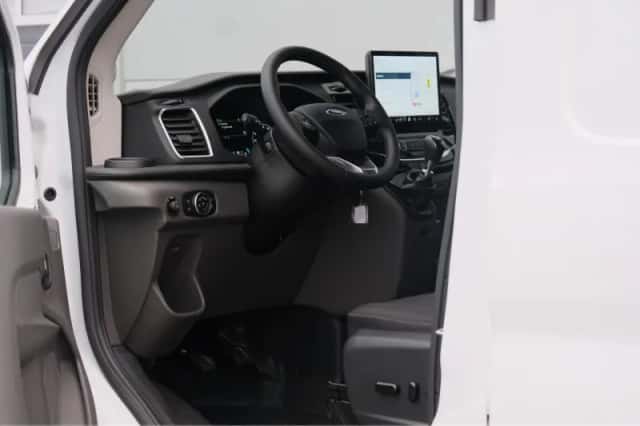 Ford Transit (2024) thumbnail 3