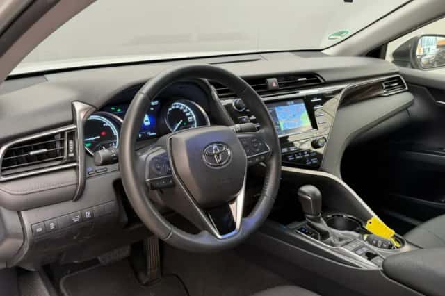 Toyota Camry (2020) thumbnail 3