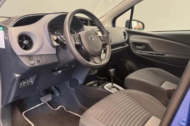 Toyota Yaris (2017) thumbnail 3