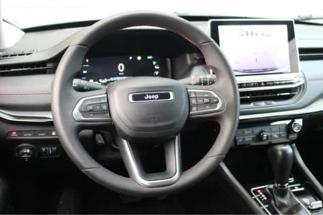 Jeep Compass (2024) thumbnail 3