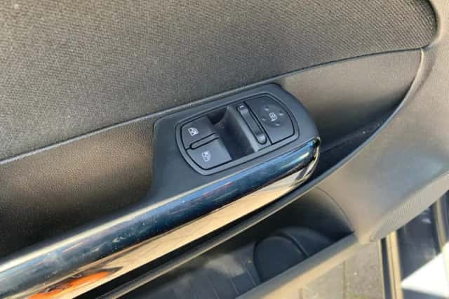 Opel Corsa (2014) thumbnail 9