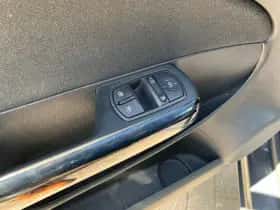 Opel Corsa (2014) thumbnail 9