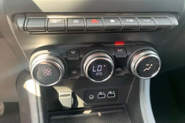 Renault Captur (2023) thumbnail 24
