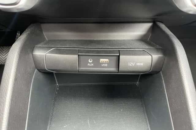 Kia Stonic (2019) thumbnail 27