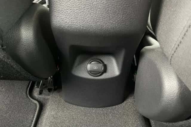 Kia Stonic (2019) thumbnail 32