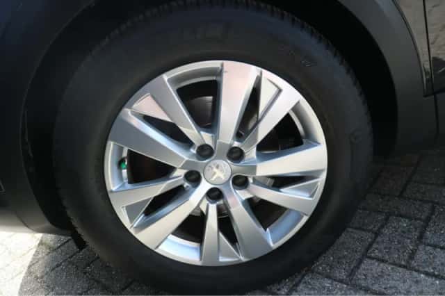 Peugeot 3008 (2018) thumbnail 6