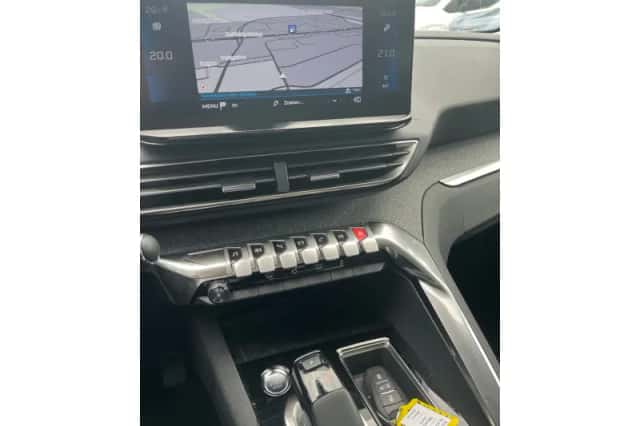 Peugeot 3008 (2021) thumbnail 5