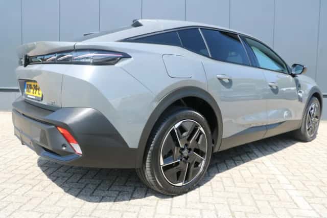 Peugeot e-408 (2025) thumbnail 3