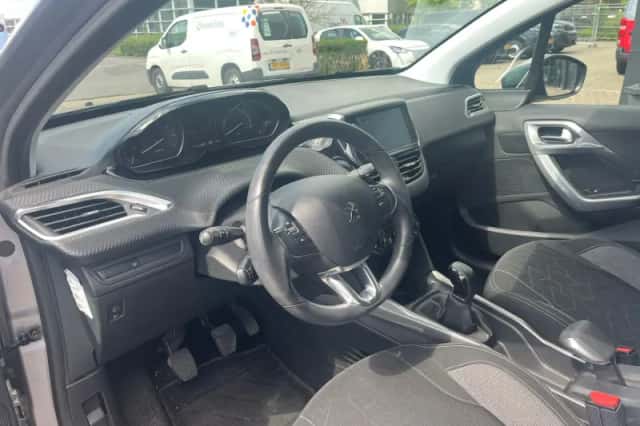 Peugeot 2008 (2018) thumbnail 6