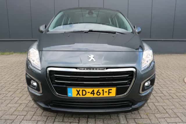 Peugeot 3008 (2016) thumbnail 2