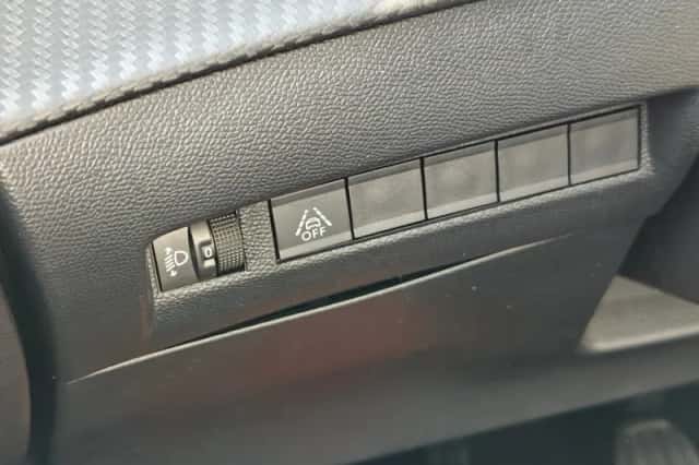 Peugeot 2008 (2020) thumbnail 32