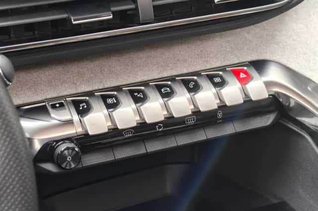 Peugeot 3008 (2023) thumbnail 32