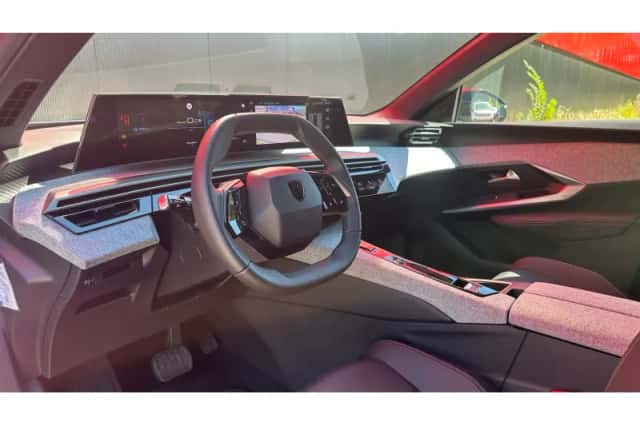 Peugeot e-3008 (2025) thumbnail 2