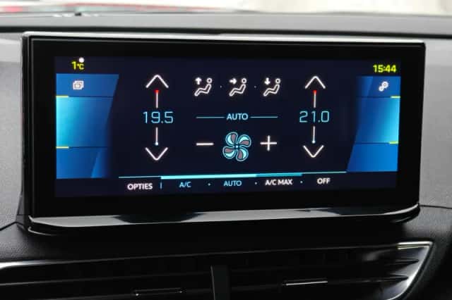 Peugeot 3008 (2021) thumbnail 25