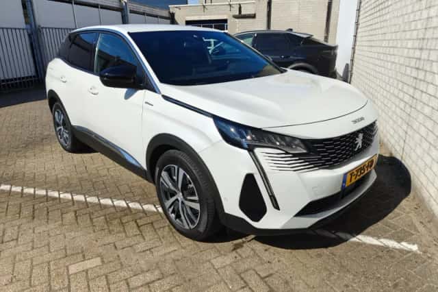 Peugeot 3008 (2023) thumbnail 7