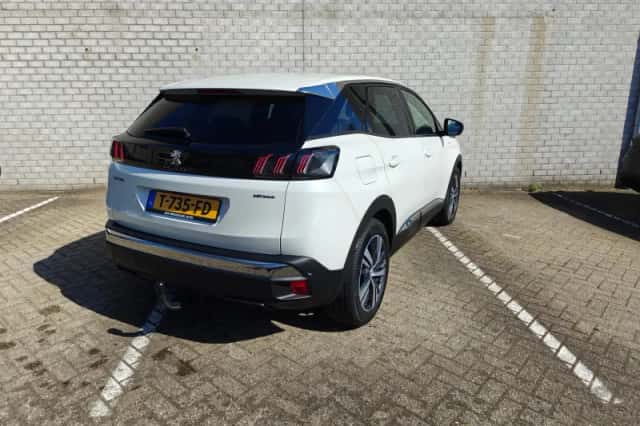 Peugeot 3008 (2023) thumbnail 9