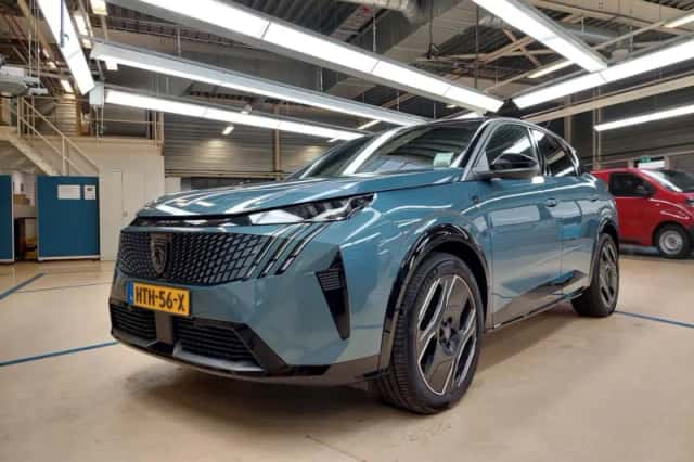 Peugeot e-3008 (2025) thumbnail 1