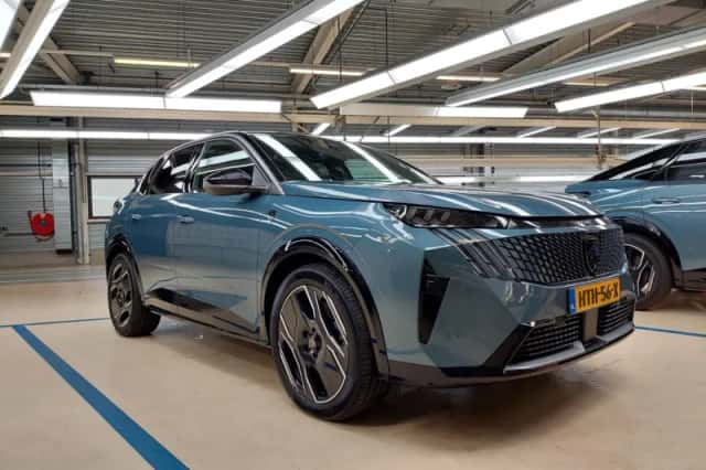 Peugeot e-3008 (2025) thumbnail 3