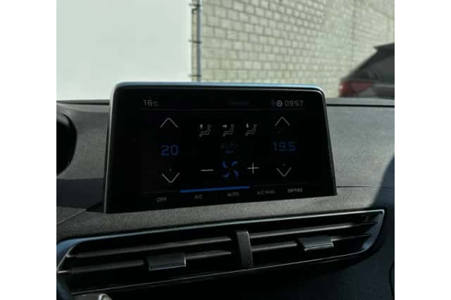 Peugeot 3008 (2020) thumbnail 21