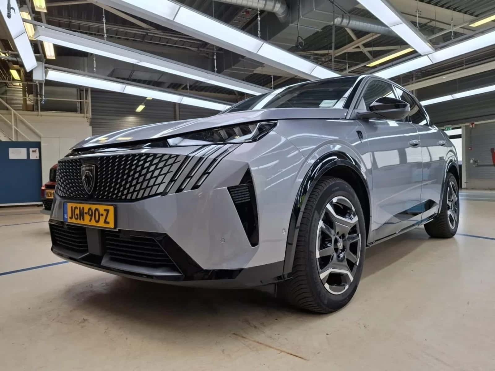 Peugeot e-3008 (2025) — foto 1