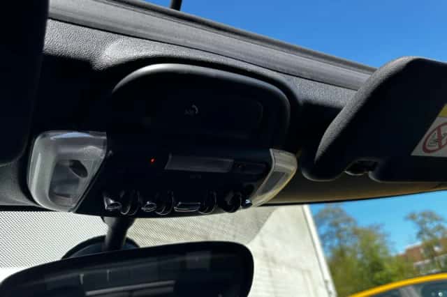 MINI Cabrio (2019) thumbnail 24
