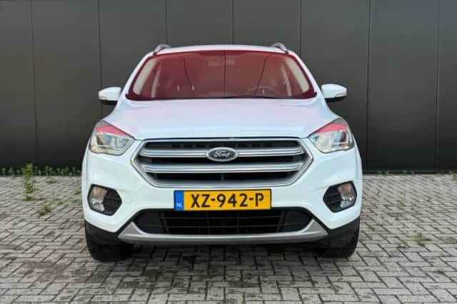 Ford Kuga (2019) thumbnail 4
