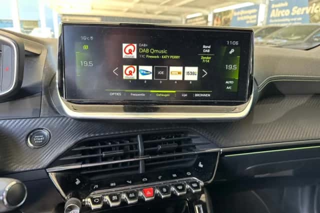 Peugeot 2008 (2021) thumbnail 8
