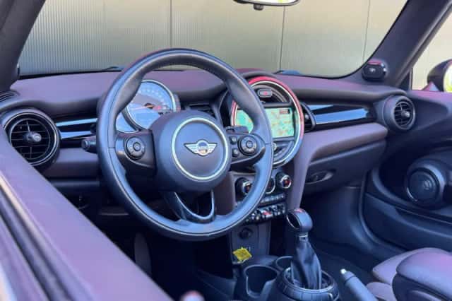 MINI Cabrio (2017) thumbnail 2