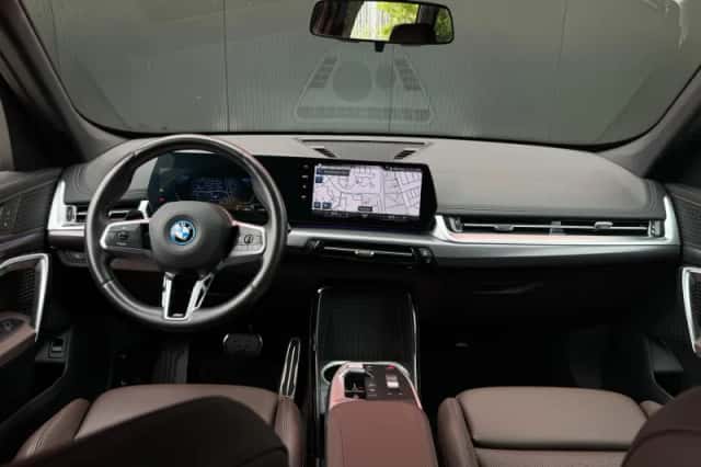 BMW iX1 (2023) thumbnail 2