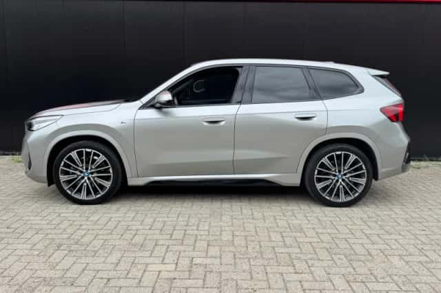 BMW iX1 (2023) thumbnail 4