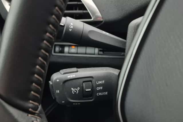 Peugeot 3008 (2023) thumbnail 11