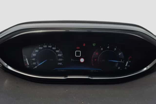 Peugeot 3008 (2018) thumbnail 11