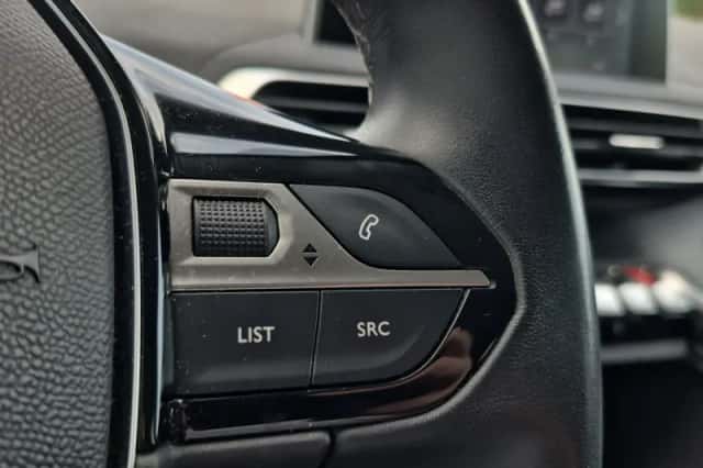 Peugeot 3008 (2018) thumbnail 14