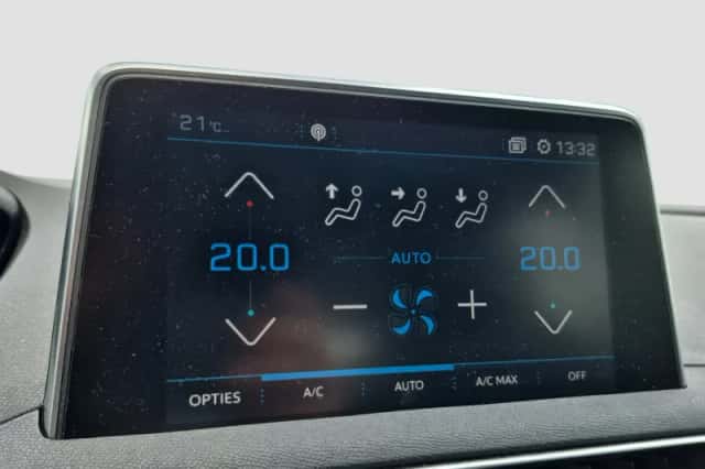 Peugeot 3008 (2018) thumbnail 15
